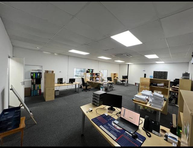 356M² SHOWROOM TO LET IN OLIVEDALE